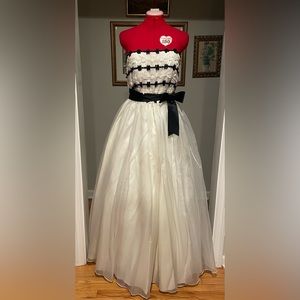 Lovely 60s Fit & Flare Formal Princess Dress White + Contrasting Black Ribbons